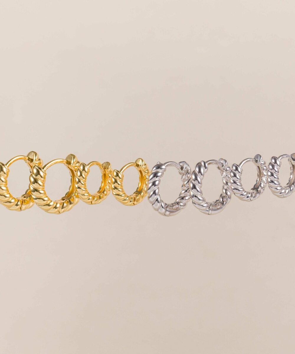 Este par de aros Bardot son un clásico de Darwin desde nuestros comienzos. Este par de aros son una joyita muy sencilla pero con un estilazo.