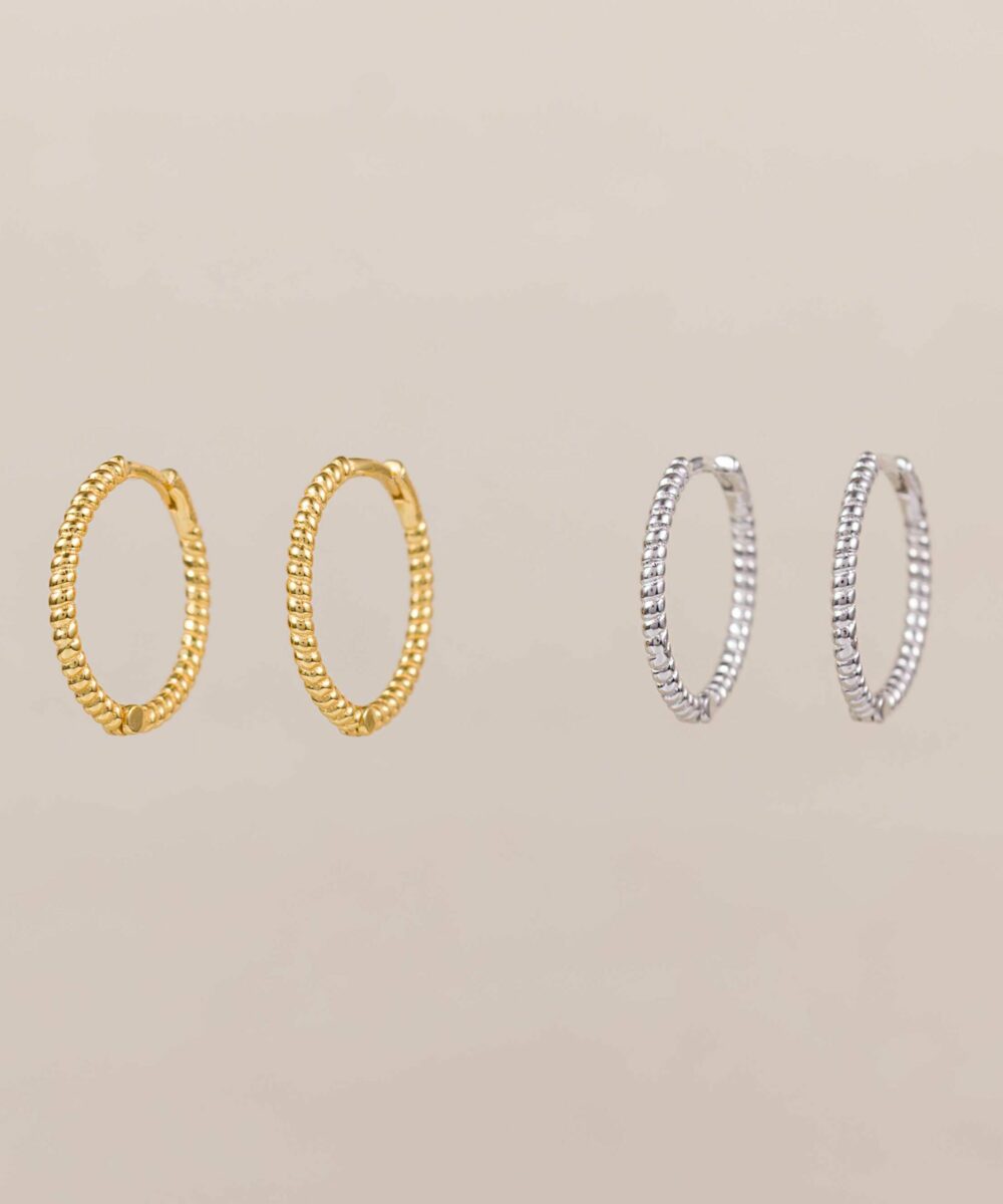 ¿Eres fan de los aros? ¡Estás de suerte! Hemos traído los que serán tus pendientes por excelencia, los Aros Leticia. No te los quitarás.