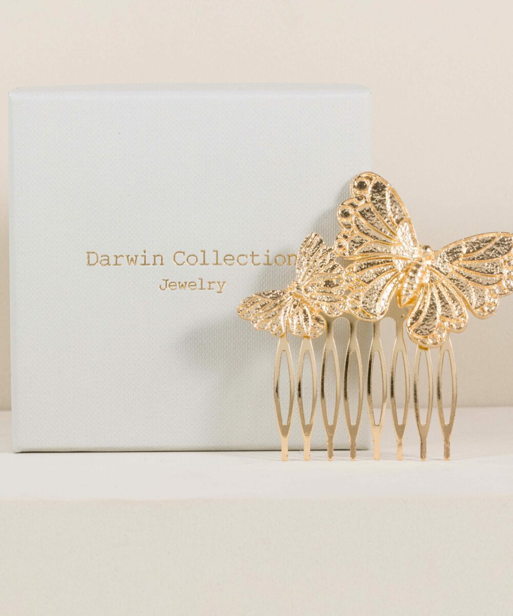 La colección de flamenca 2023 en Darwin Collection viene pisando fuerte, nuestro peinecillo dos mariposas en color dorado es un complemento fundamental en tu look de flamenca.