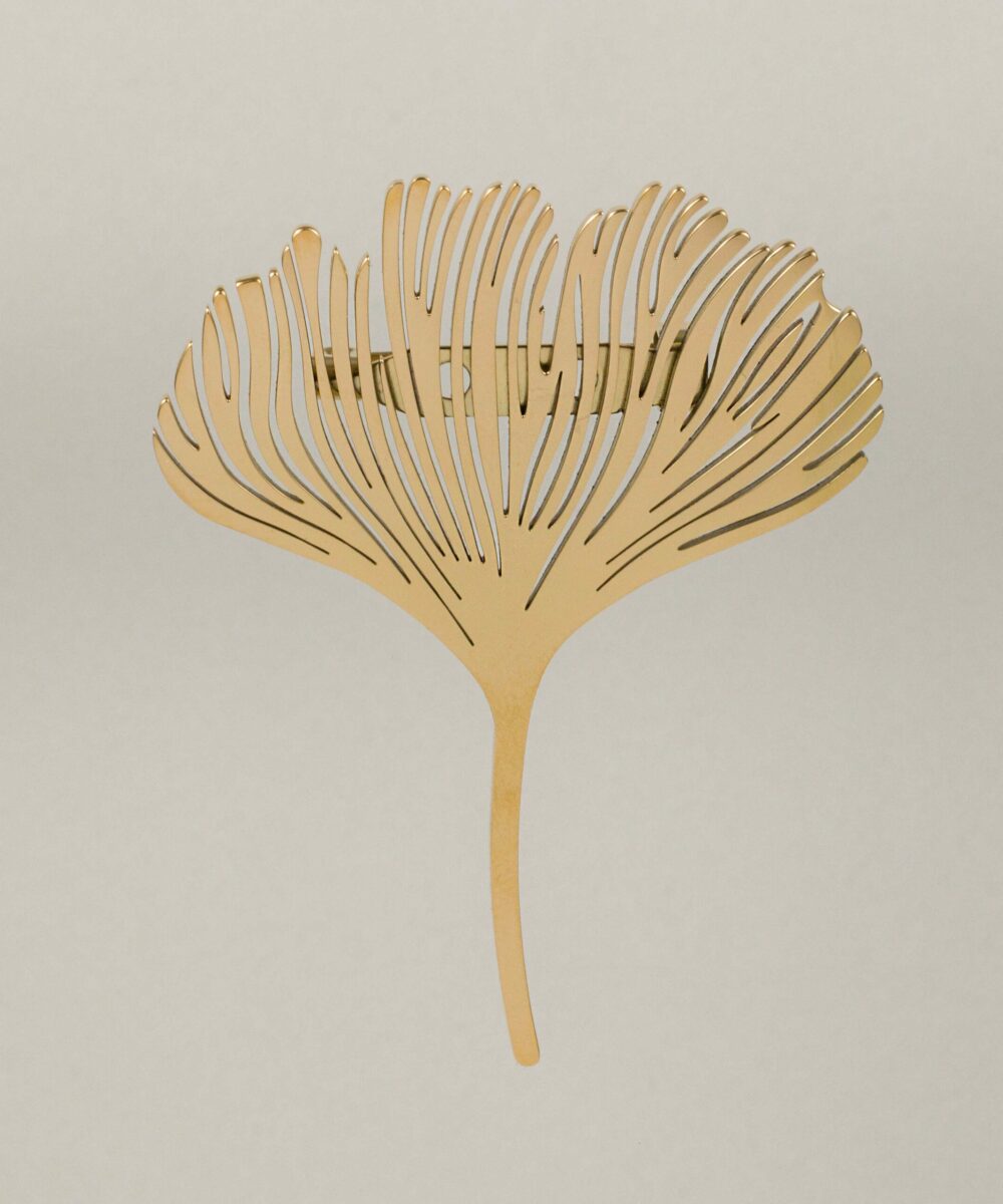 El broche flor dorado es un complemento que no puede faltar para completar tus looks, puedes llevarlo con tu pañuelo favorito o tu mantoncillo de flamenca.