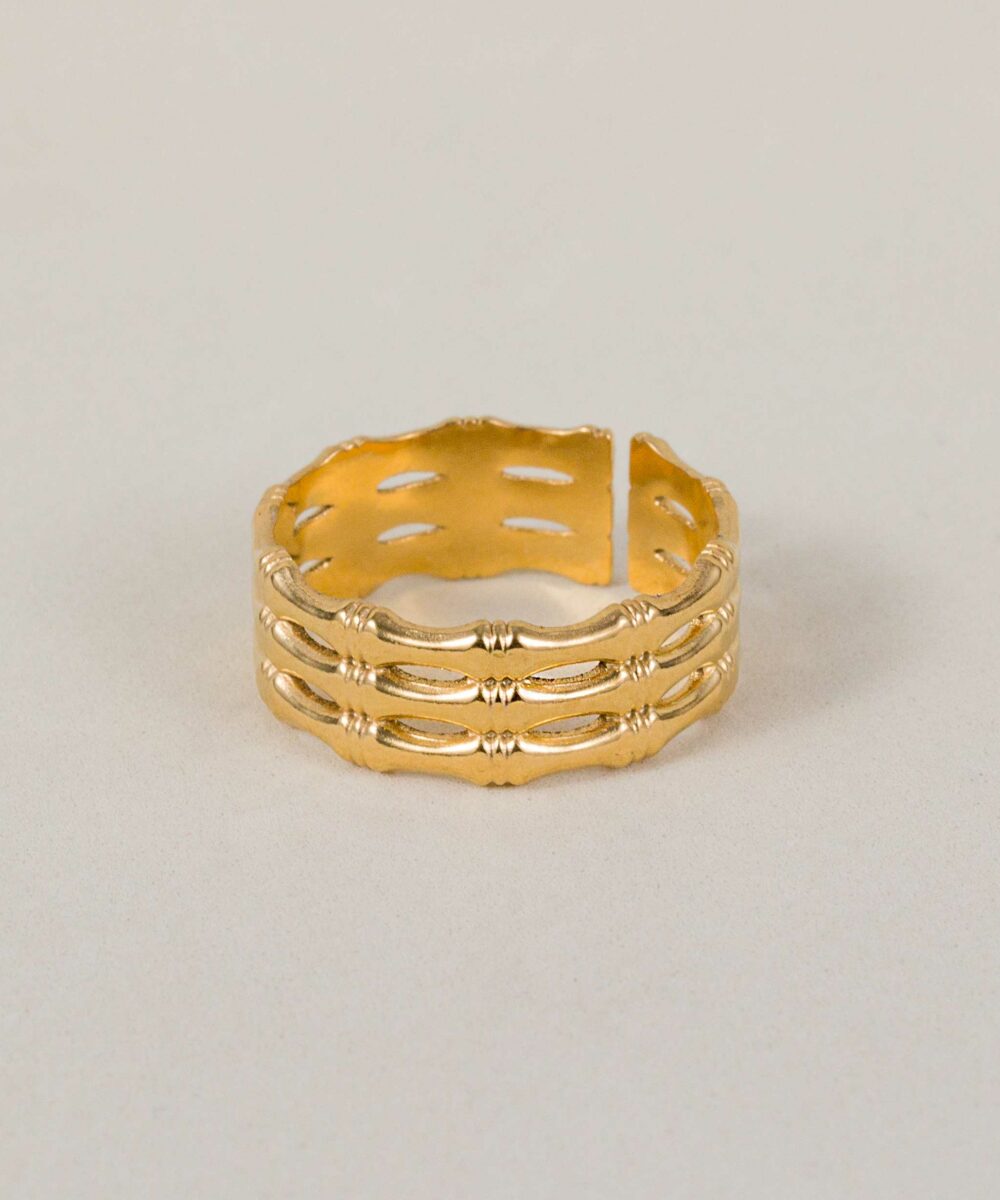 El anillo triple bambú es perfecto para ti que eres amante de las joyas clásicas y atemporales. Este anillo dorado ajustable es el best seller de la temporada