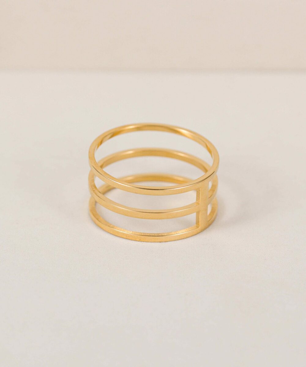 El aro para pañuelo Olimpia es la alternativa perfecta para los broches, añade este accesorio a tu pañuelo, mantoncillo o otra prenda para darle un toque moderno y diferente a tu look.