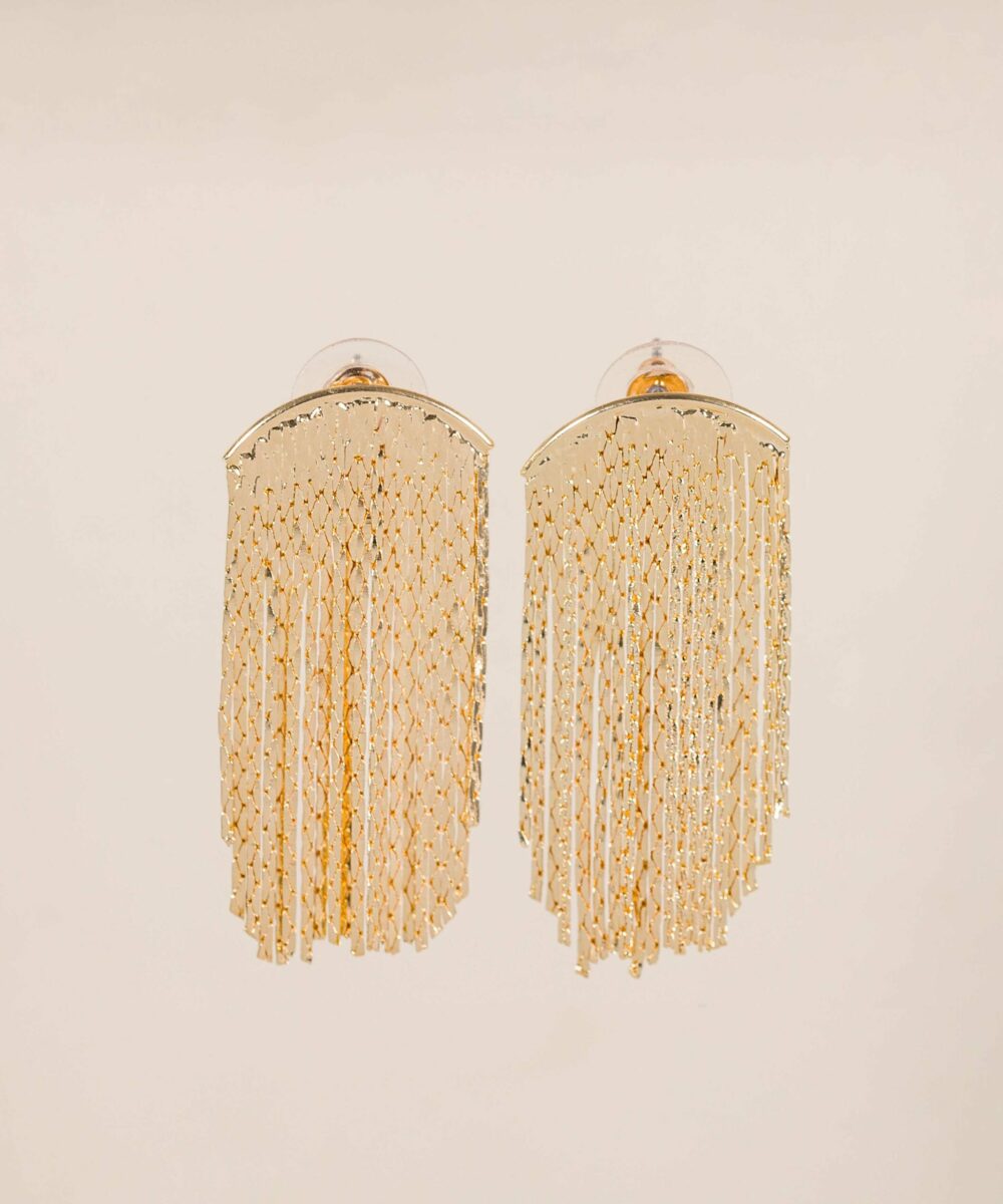 Los Pendientes hilos dorados Mercia son el complemento ideal que toda invitada perfecta tiene que tener en su joyero.