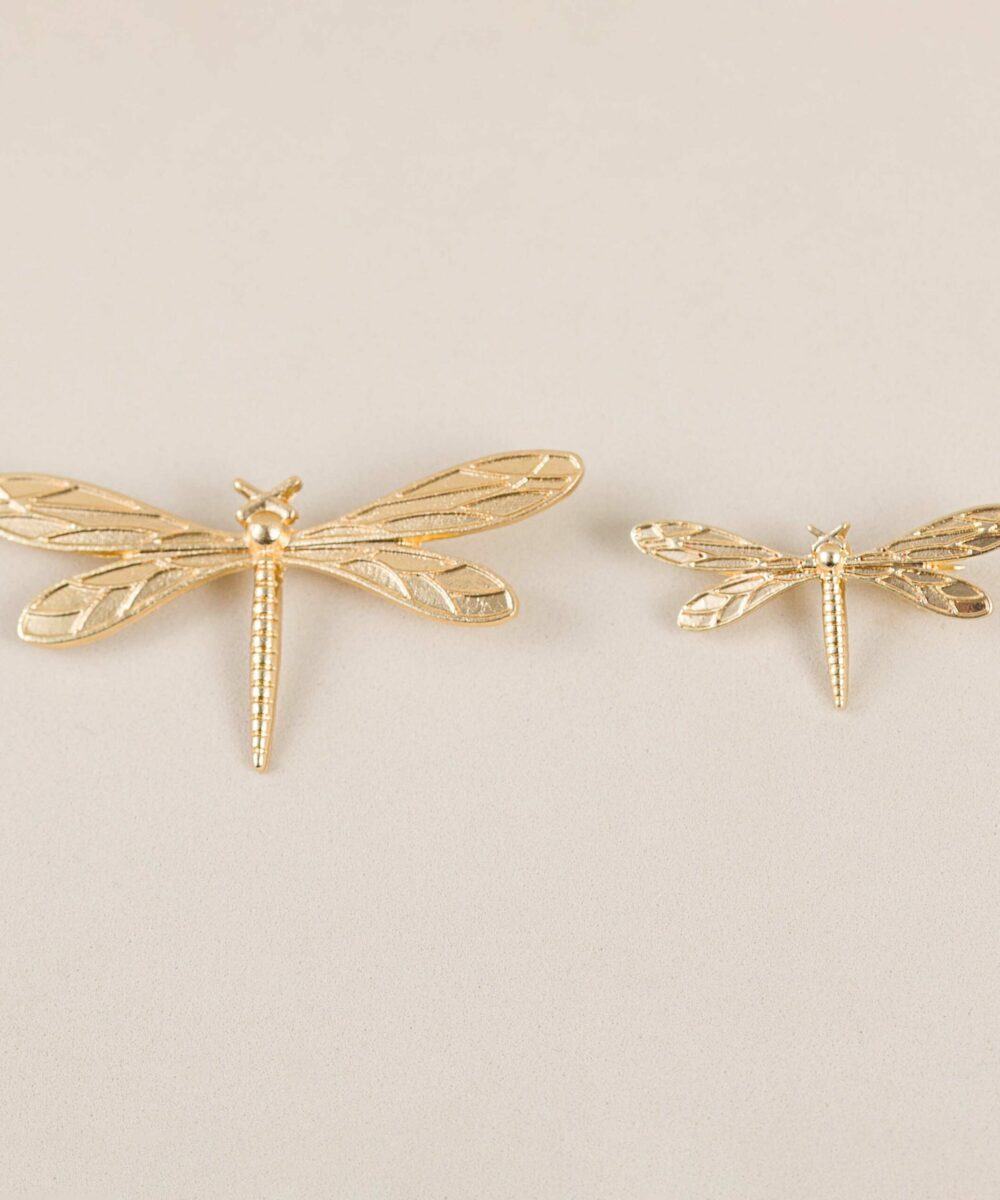 El Broche Libélula Dorado es el complemento perfecto para rematar tus looks de ferias o romerías junto con nuestros mantoncillos Darwin.