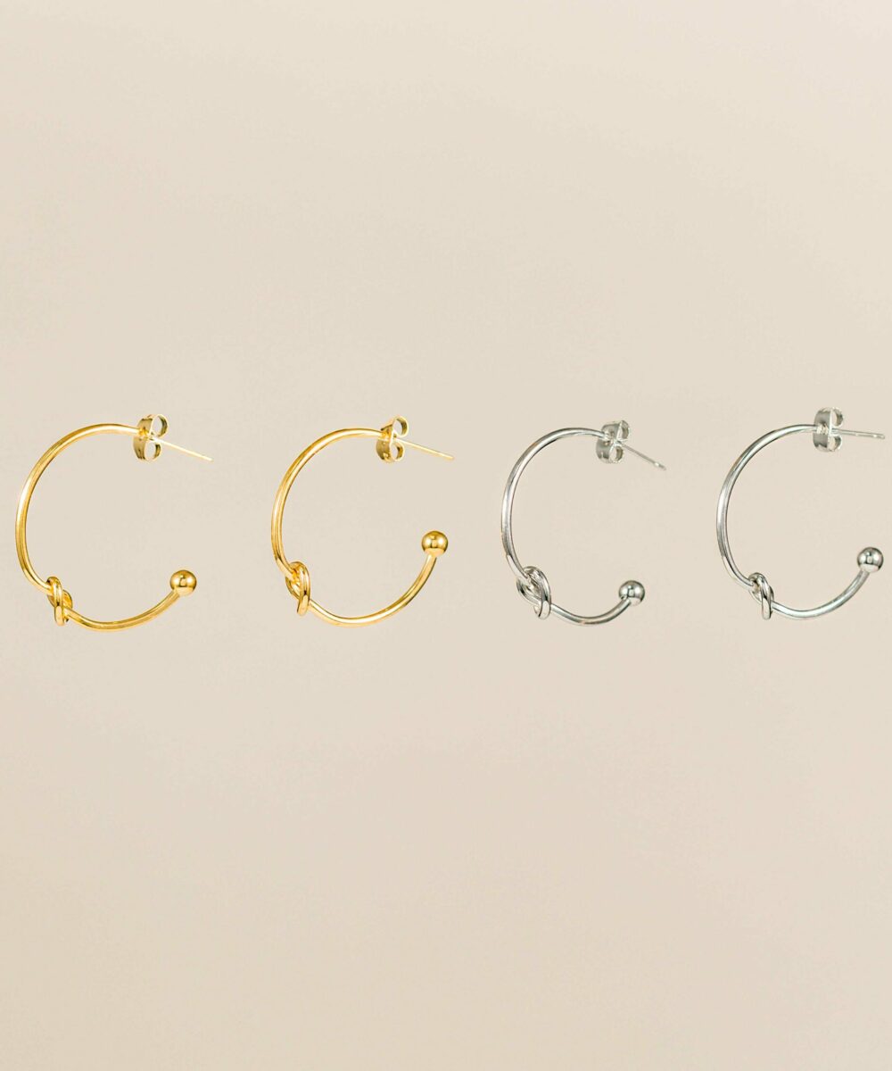 Los Pendientes Aro Nudos son un must have para tu día a día. Los pendientes aros están de moda y en Darwin lo sabemos. Añádelos a tu carrito.