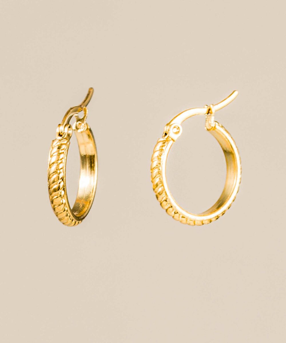 Los pendientes Aro Martina son un diseño sencillo y con mucho potencial perfecto para un uso diario. Nuestros pendientes son de acero inoxidable, un material resistente al agua e hipoalergénico. Luce nuestros aros dorados de cierre criolla en cualquiera de tus eventos.