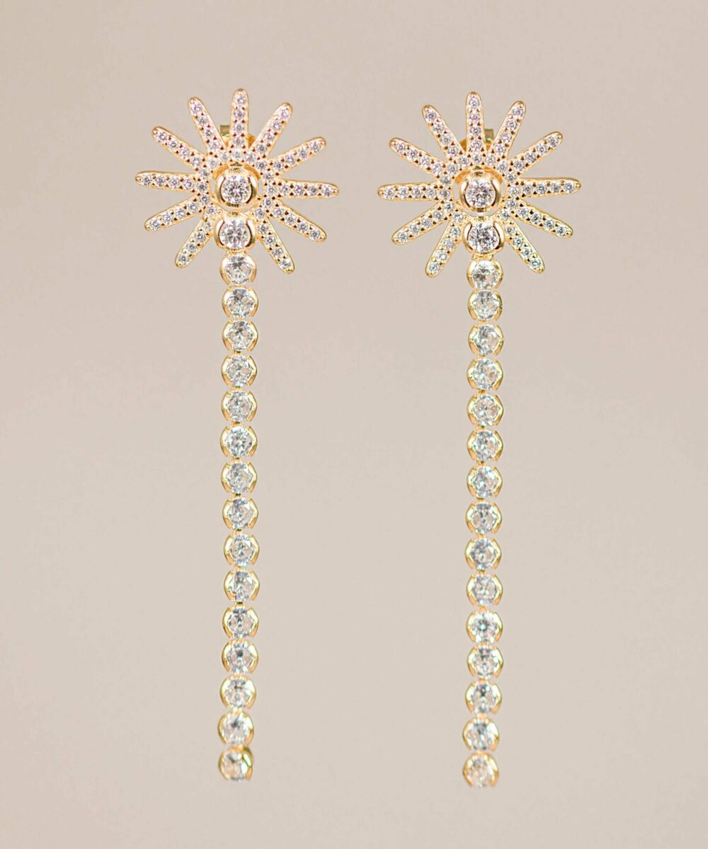 Si quieres ser una novia estilosa, te recomendamos que te decantes por los Pendientes circonitas blancas Beta . Son una declaración de estilo.