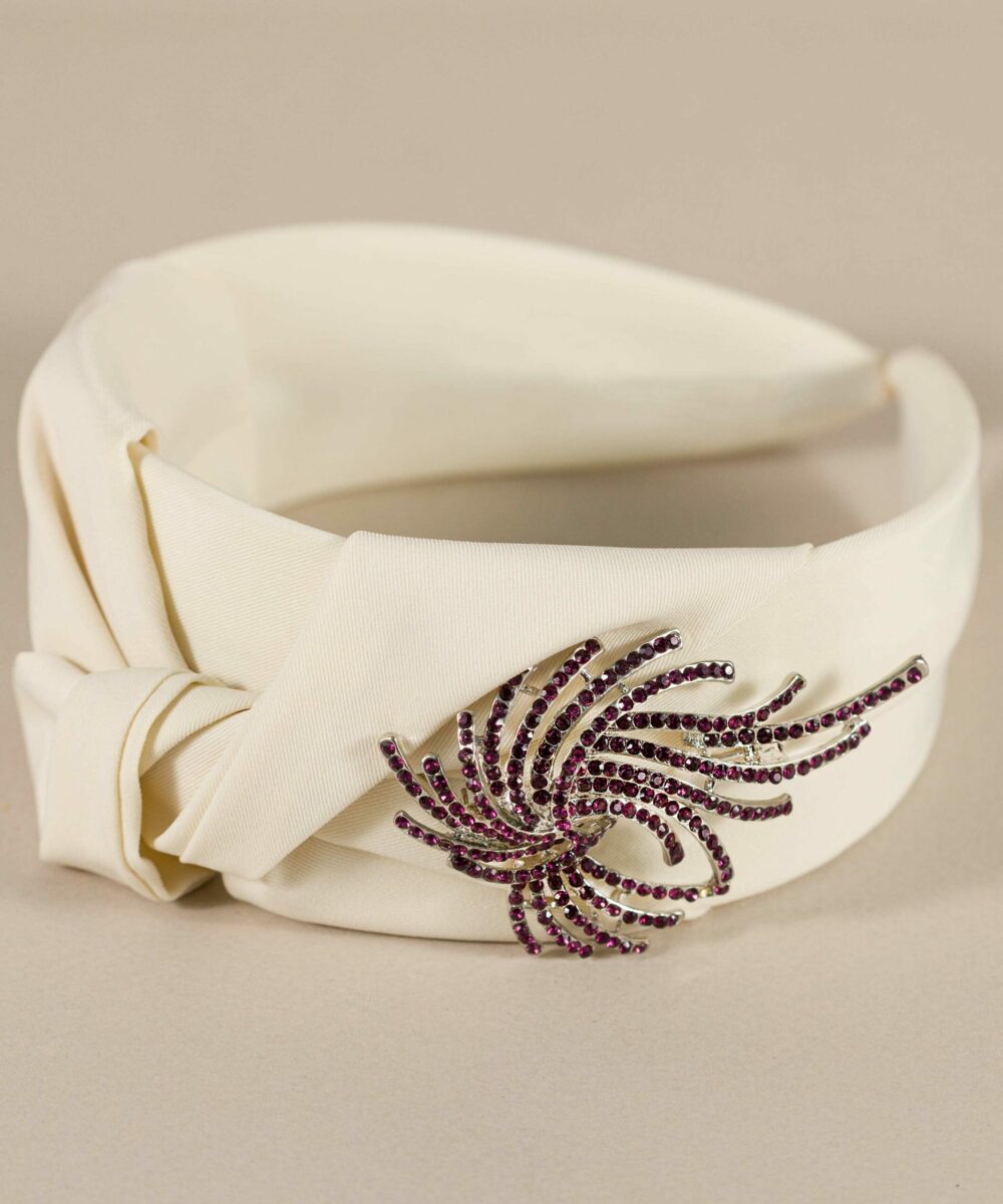 ¿Quieres ser la invitada perfecta en tu próxima boda? No lo dudes y dale ese toque especial con la Diadema para invitada Ribbon blanco roto. Tocado para invitada