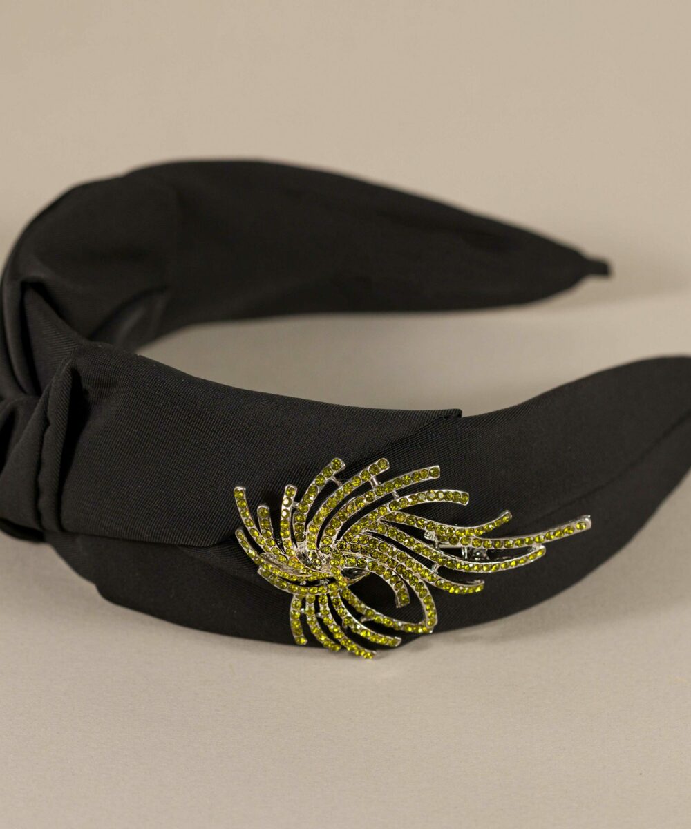 ¿Quieres ser la invitada perfecta en tu próxima boda? No lo dudes y dale ese toque especial con la Diadema para invitada Ribbon negro. Tocado de invitada