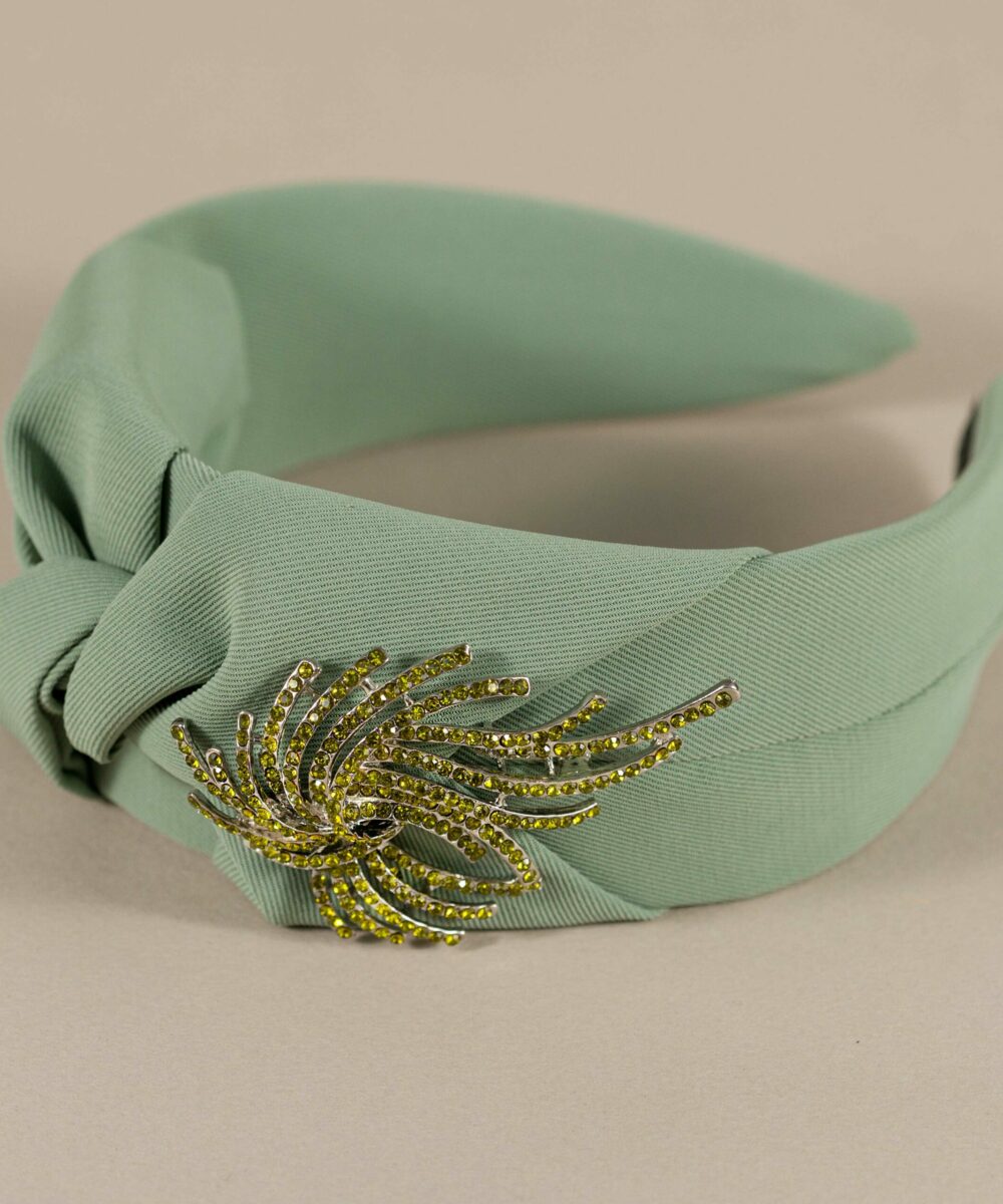 ¿Quieres ser la invitada perfecta en tu próxima boda? No lo dudes y dale ese toque especial con la Diadema para invitada Ribbon verde. Tocado de invitada