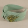 ¿Quieres ser la invitada perfecta en tu próxima boda? No lo dudes y dale ese toque especial con la Diadema para invitada Ribbon verde. Tocado de invitada