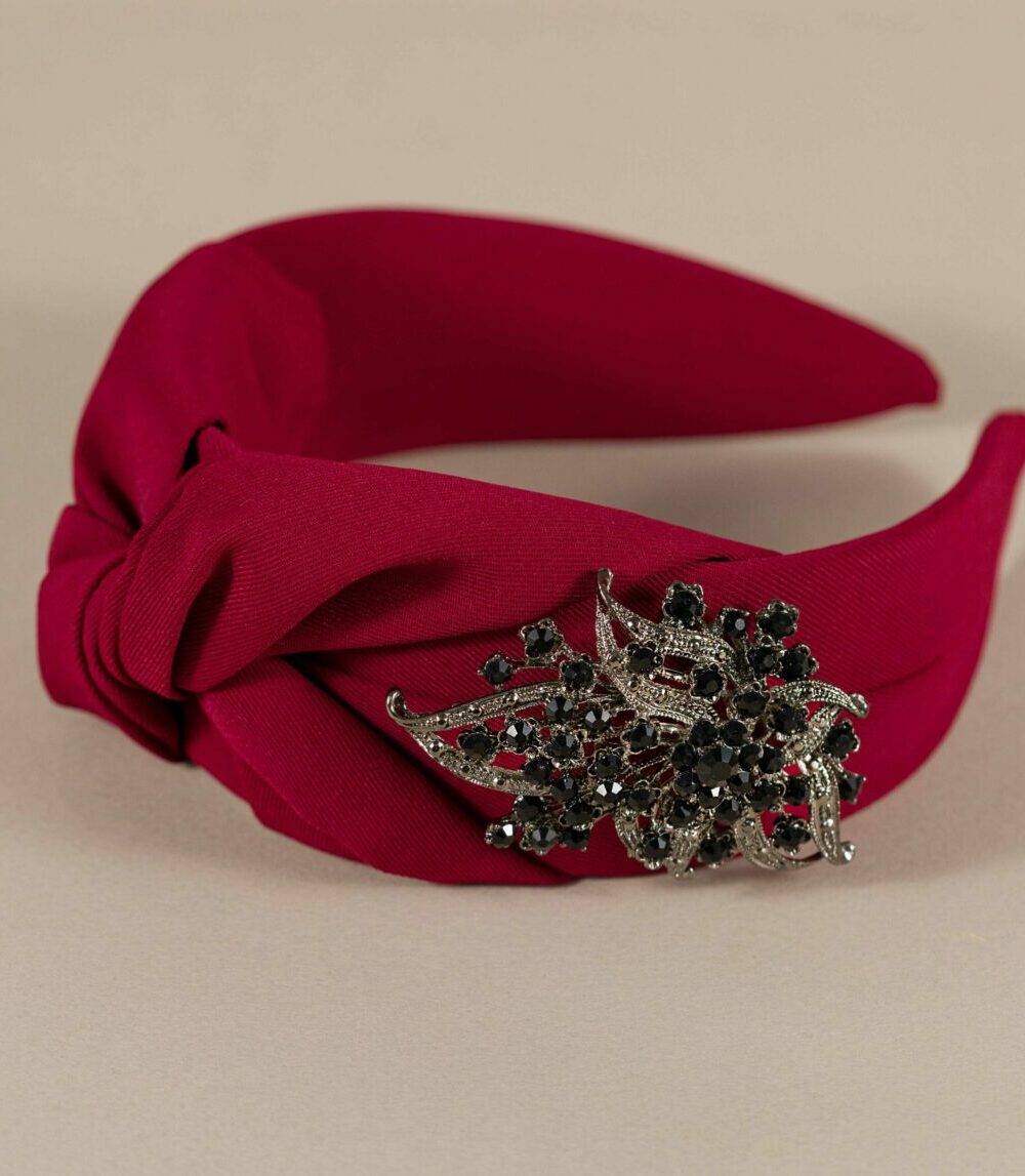 Diadema Para Invitada Magnolia burdeos