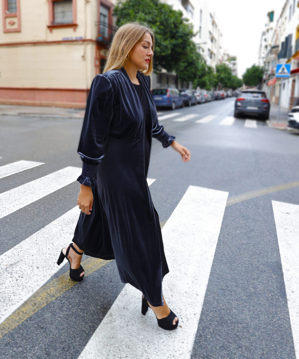 Alternative view of Abrigo largo terciopelo