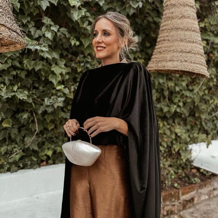 Alternative view of Capa de invitada de terciopelo