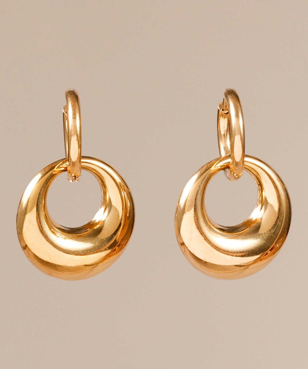 Los Pendientes aro Roscón están formados, por un lado, por un arito Milán mediano de acero inoxidable hipoalergénico con un charm de forma redonda dorado.