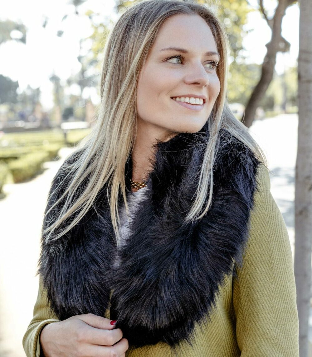 Cuello de pelo natural negro