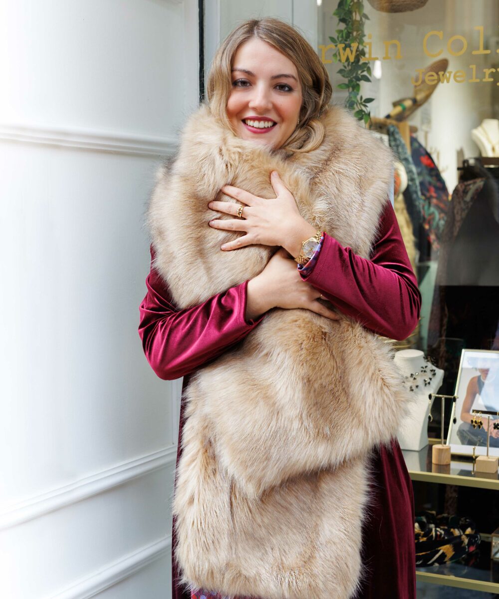 Triunfa con un look de invitada perfecta con nuestra Estola Invitada de pelo . Es el accesorio estrella que arrasará este otoño e invierno.