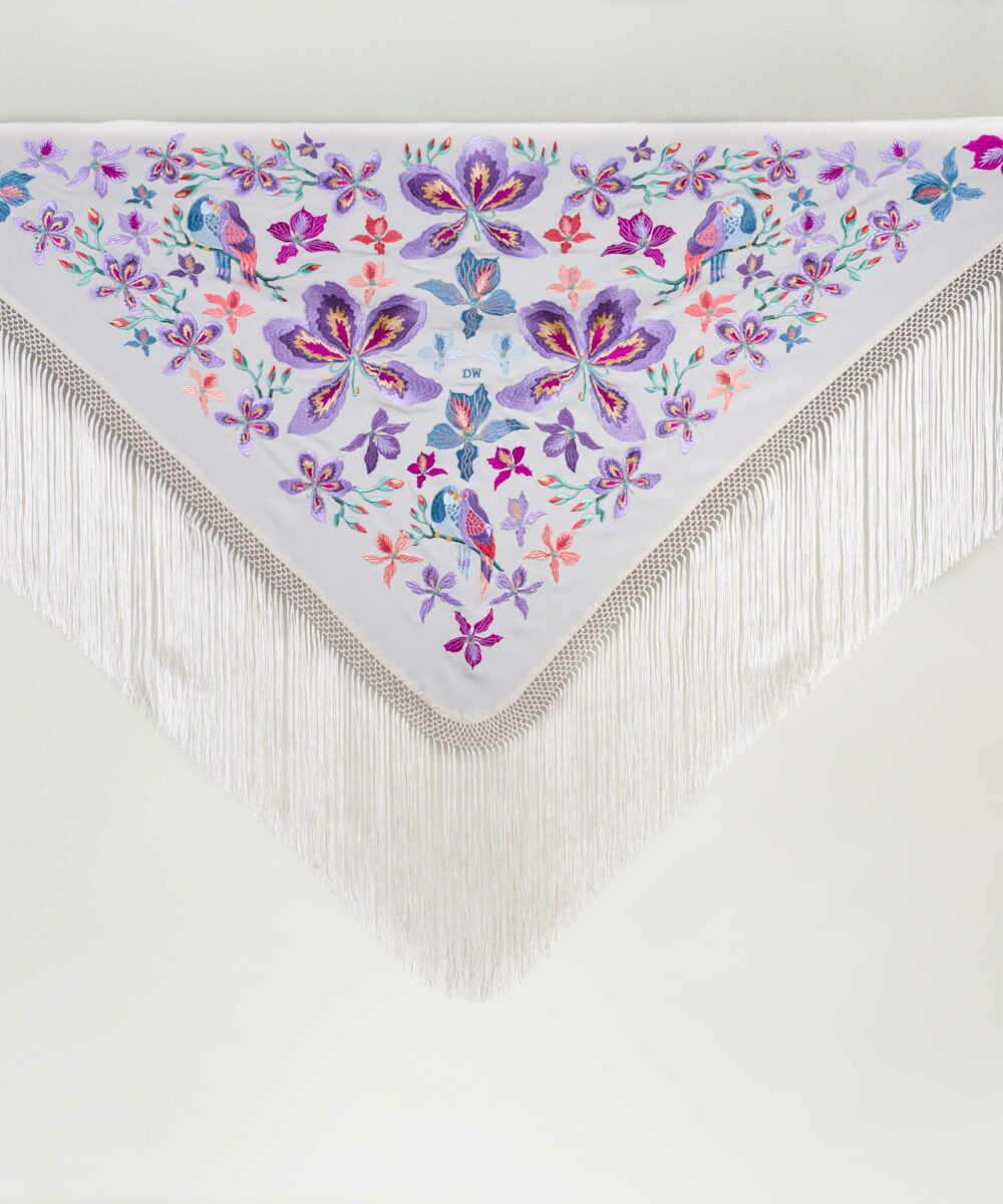 Una de nuestras nuevas incorporaciones a la colección flamenca 2024 es el Mantoncillo Agapornis DW crudo. Es un fondo de armario, no lo dejes pasar.