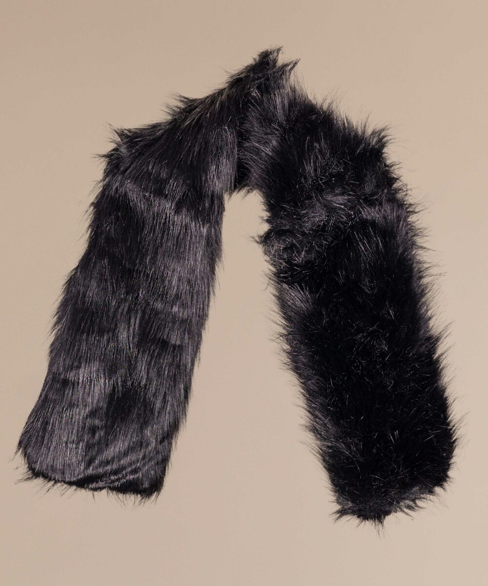 Cuello pelo sintético negro cuadrado