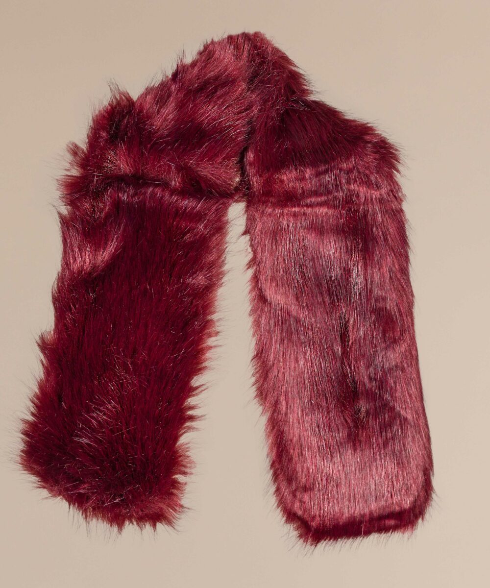 No importa la ocasión, este cuello de pelo sintético cuadrado burdeos será tu mejor aliado para destacar con estilo. ¿Puede ser más ideal?