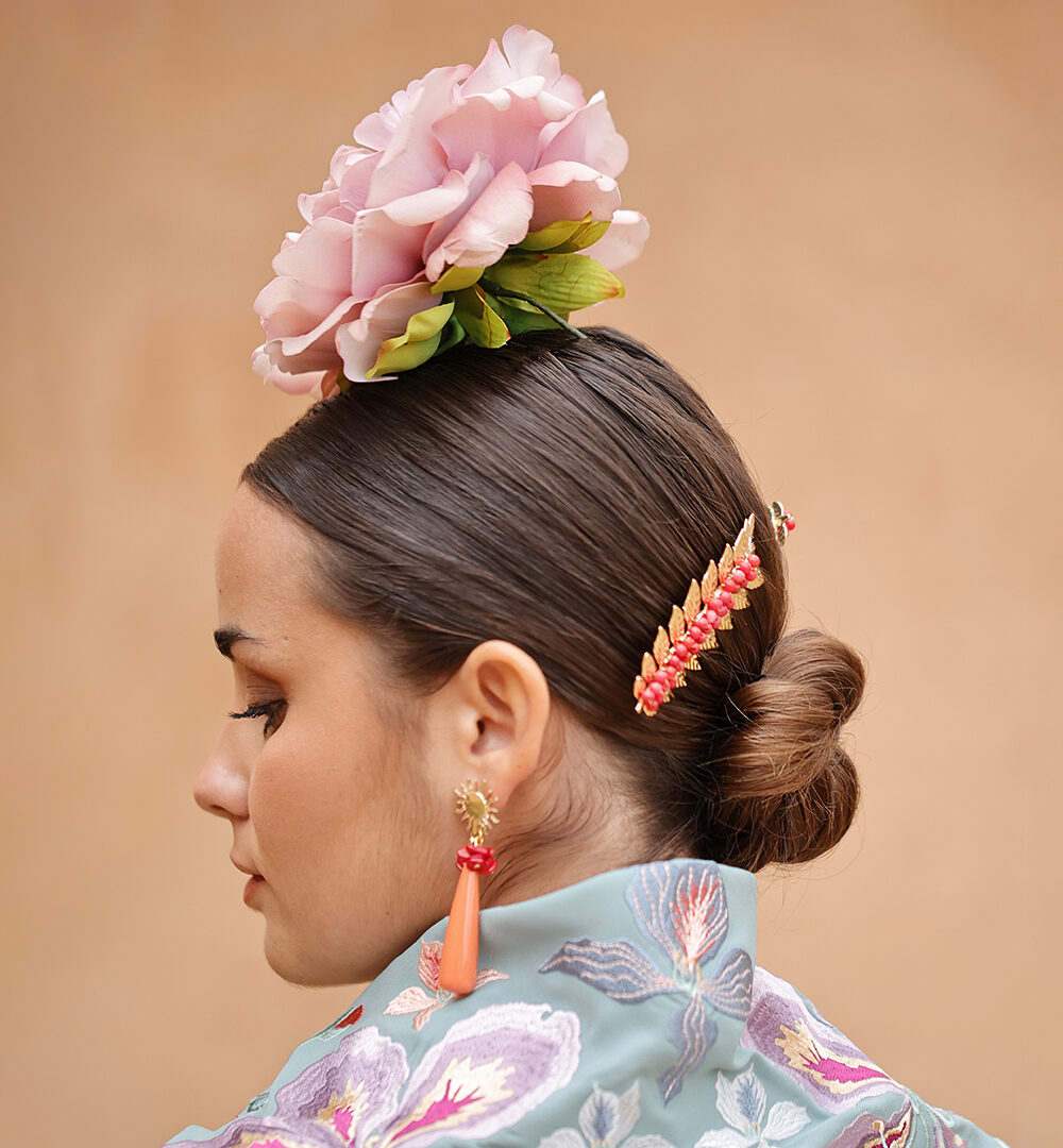 Alternative view of Peinecillo Laurel coral rojo