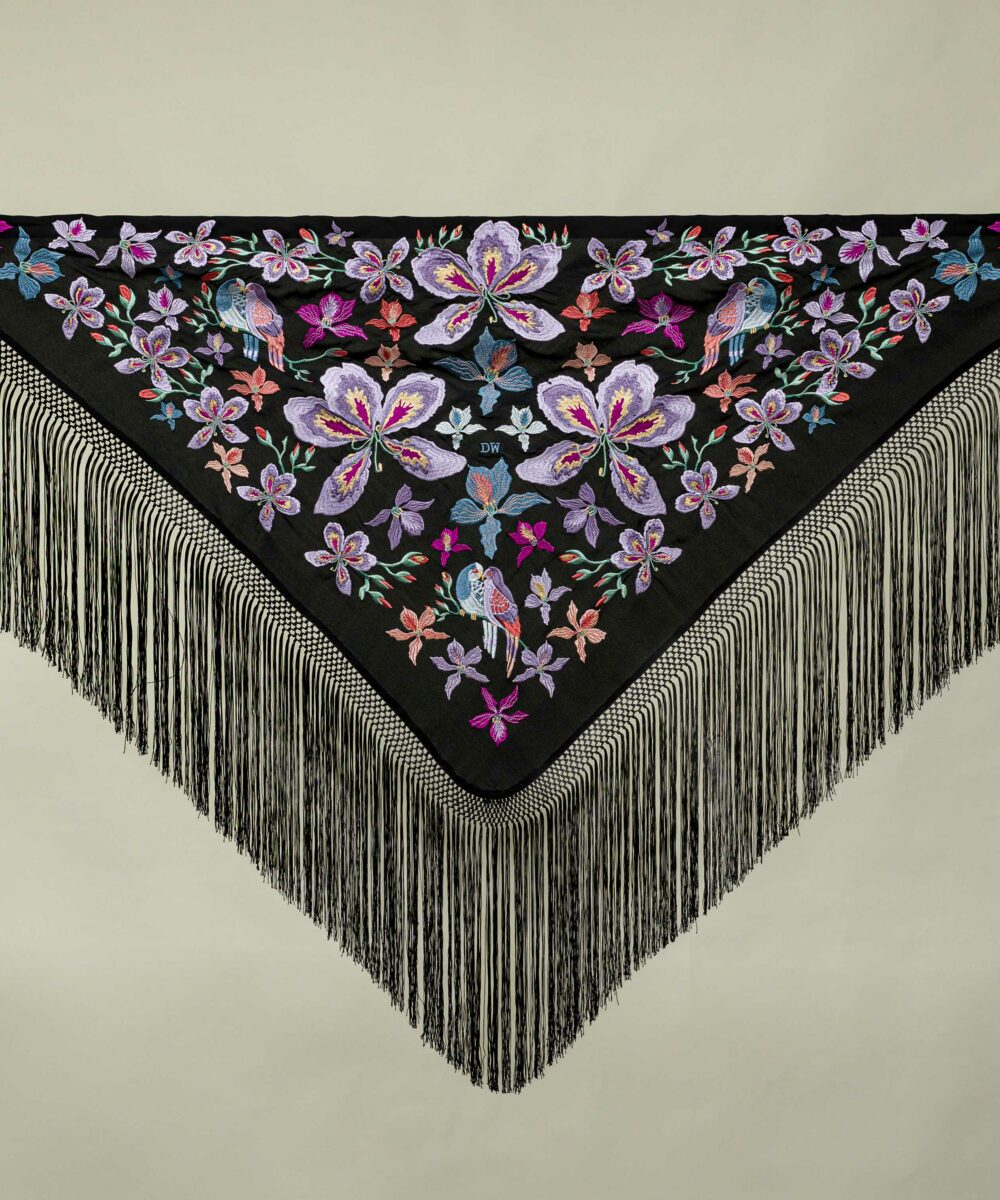 Una de nuestras nuevas incorporaciones a la colección flamenca 2024 es el Mantoncillo Agapornis DW negro. Es un fondo de armario, no lo dejes pasar.