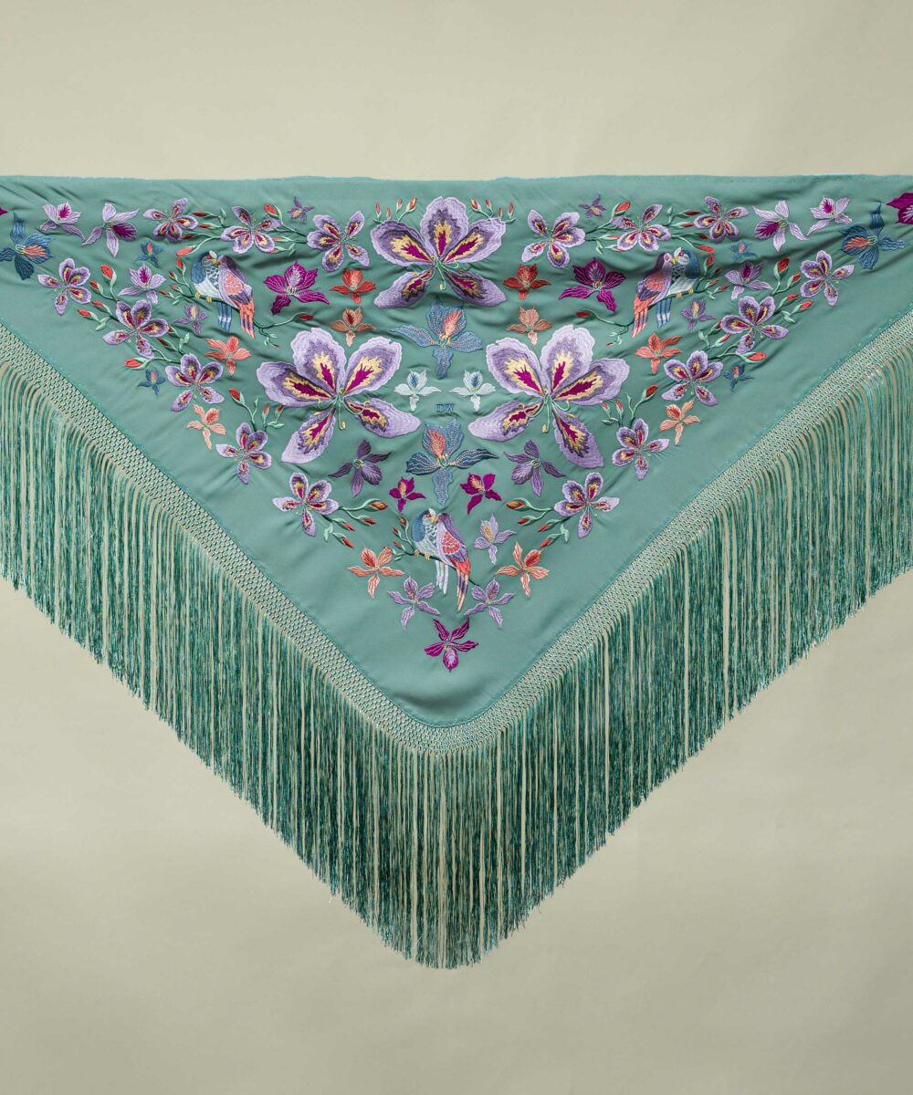 Una de nuestras nuevas incorporaciones a la colección flamenca 2024 es el Mantoncillo Agapornis DW verde. Es un fondo de armario, no lo dejes pasar.