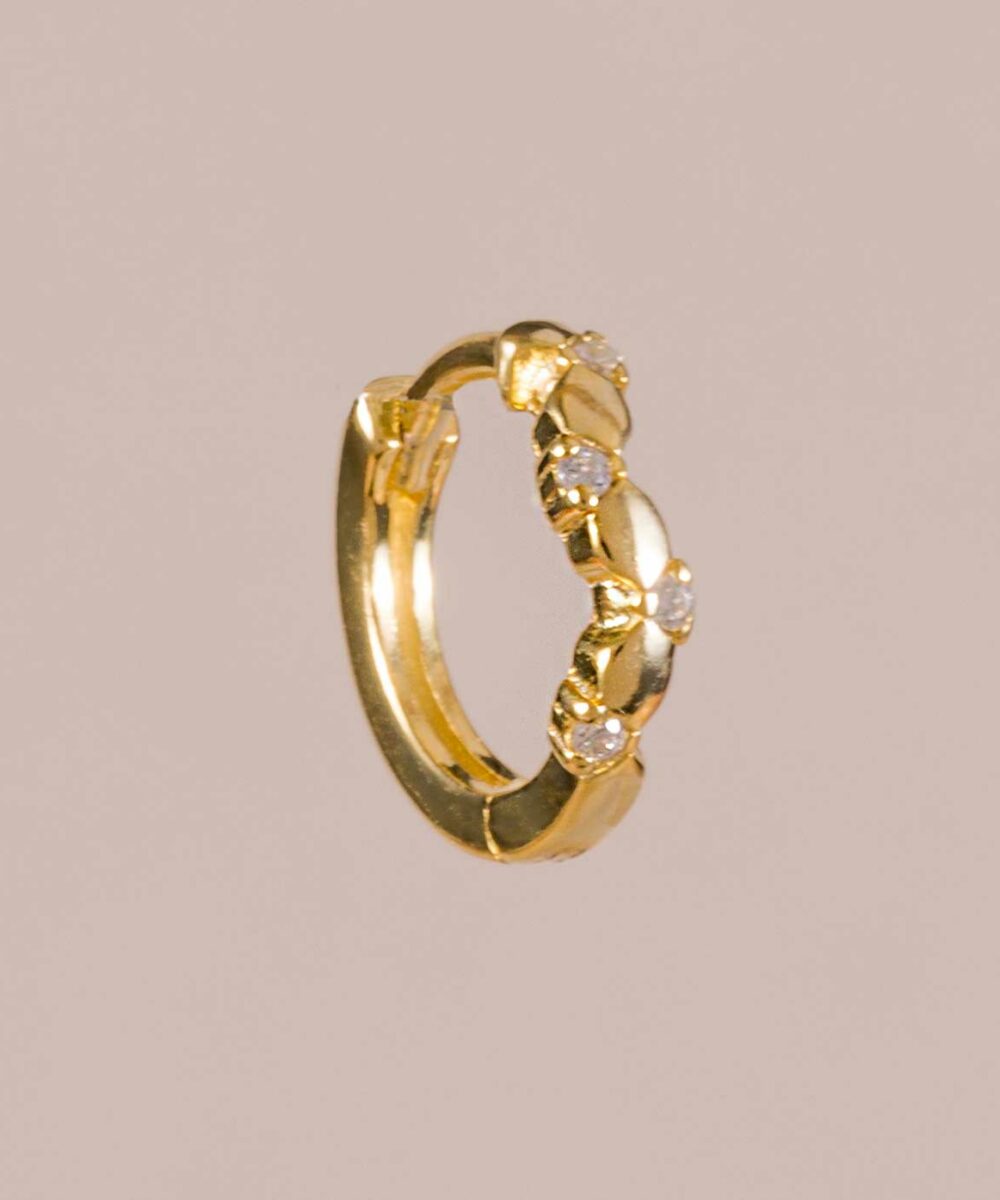 Dale a tu estilo un toque de elegancia atemporal con el Mini Aro Fígaro. ¡Añádelo a tu colección de joyas ahora y deja que brille en cada ocasión! Ideal como piercing.