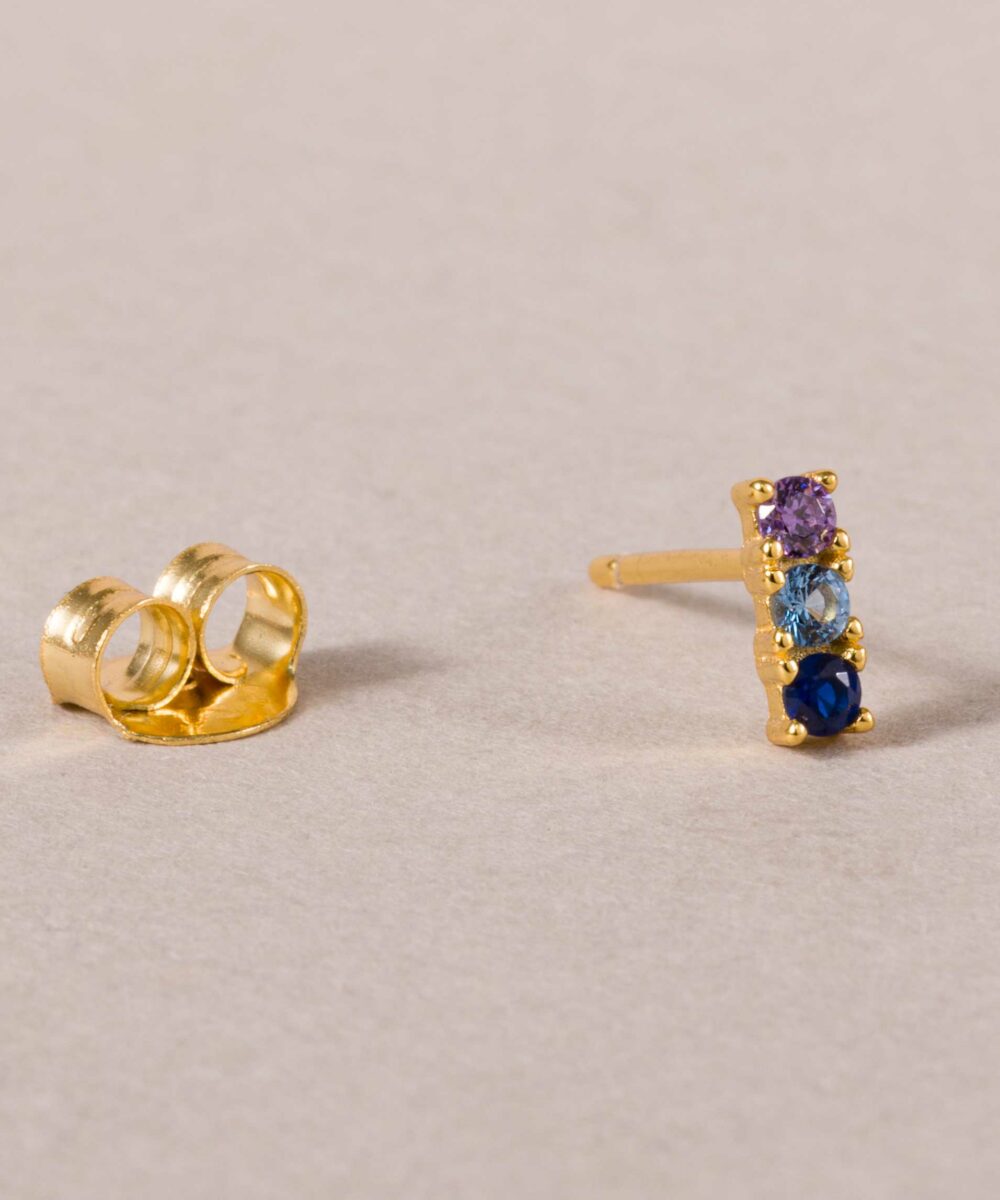 ¡Prepárate para enamorarte del nuevo Mini Pendiente Baguette de Darwin Collection! Este mini esta fabricado en plata de ley 925 y baño de oro. Ideal para orejas con muchos piercings.