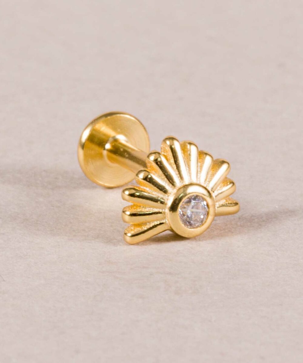 ¡Dale un toque especial a tu estilo con nuestro Piercing Plano Amanecer! ¡Hazte con el tuyo ahora y lleva contigo la belleza de cada nuevo día! piercing dorado de plata 925 con baño de oro en 18 quilates. Cierre frontal