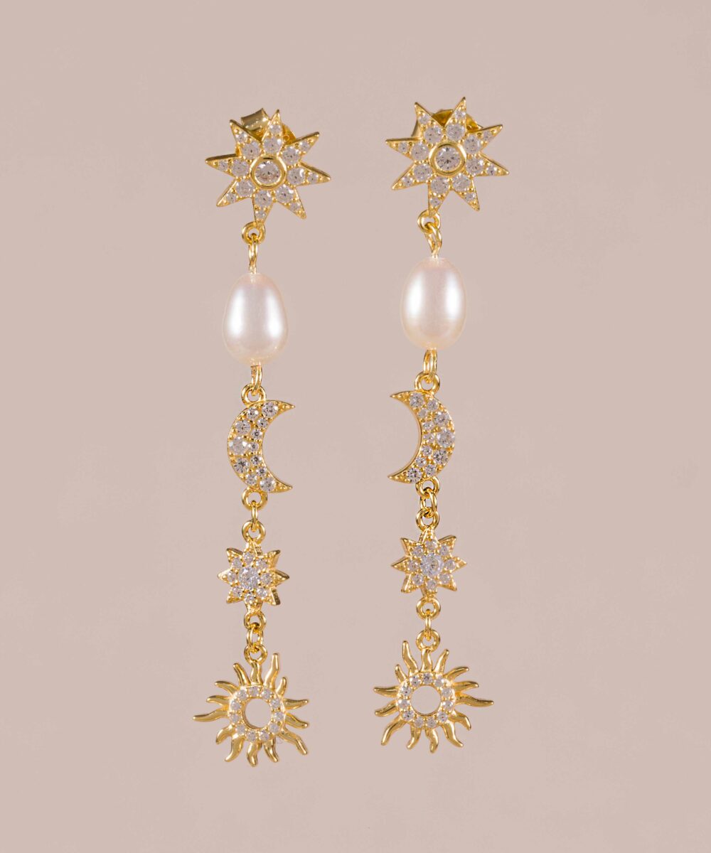 Los Pendientes Bohemia son la elección perfecta para deslumbrar en cualquier ocasión especial. Son una elección que aportará romanticismo a tu look nupcial. Pendientes de invitada o fiesta.