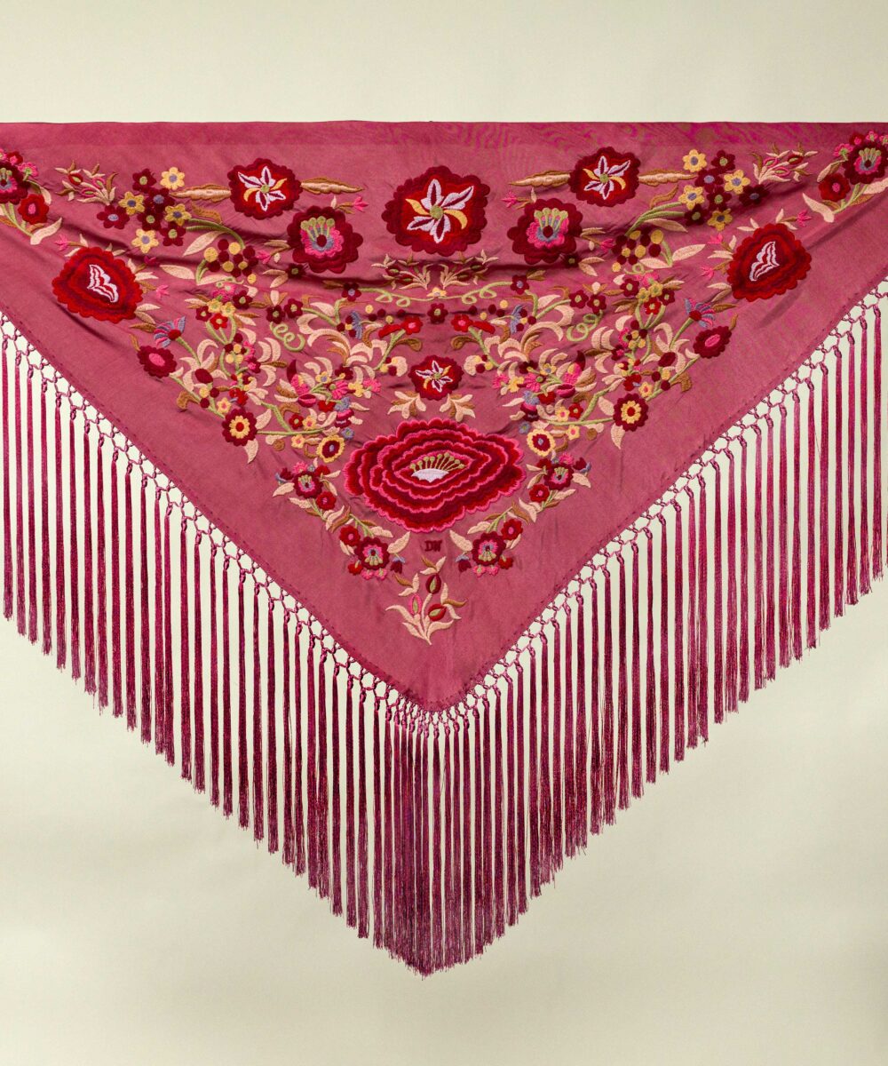 ¡Atrévete a lucir única y elegante en la próxima feria con el Mantoncillo Lola DW en cereza! Otro diseño propio de la colección flamenca 2024.