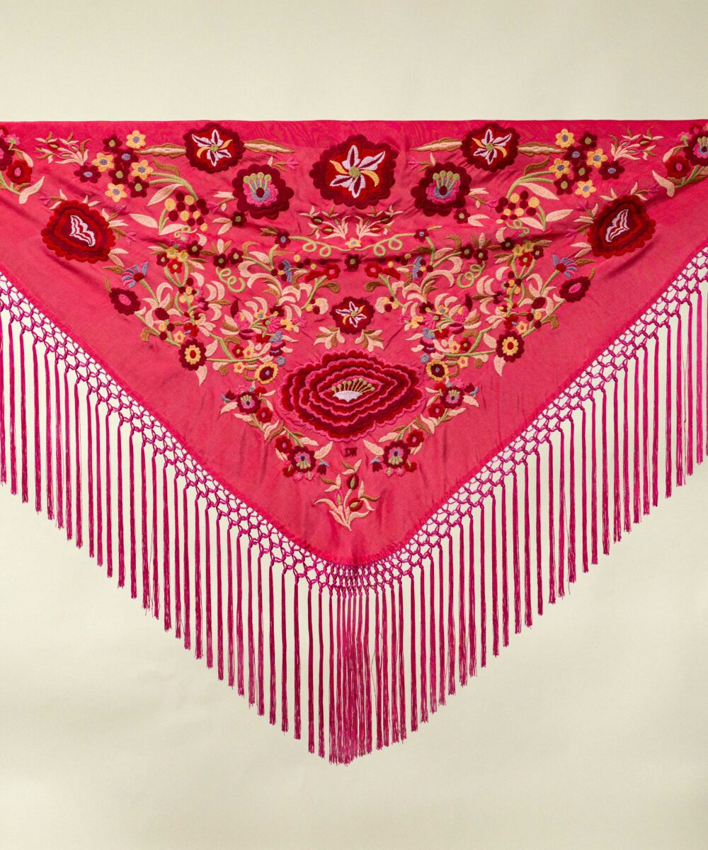 ¡Atrévete a lucir única y elegante en la próxima feria con el Mantoncillo Lola DW en coral! Otro diseño propio de la colección flamenca 2024.