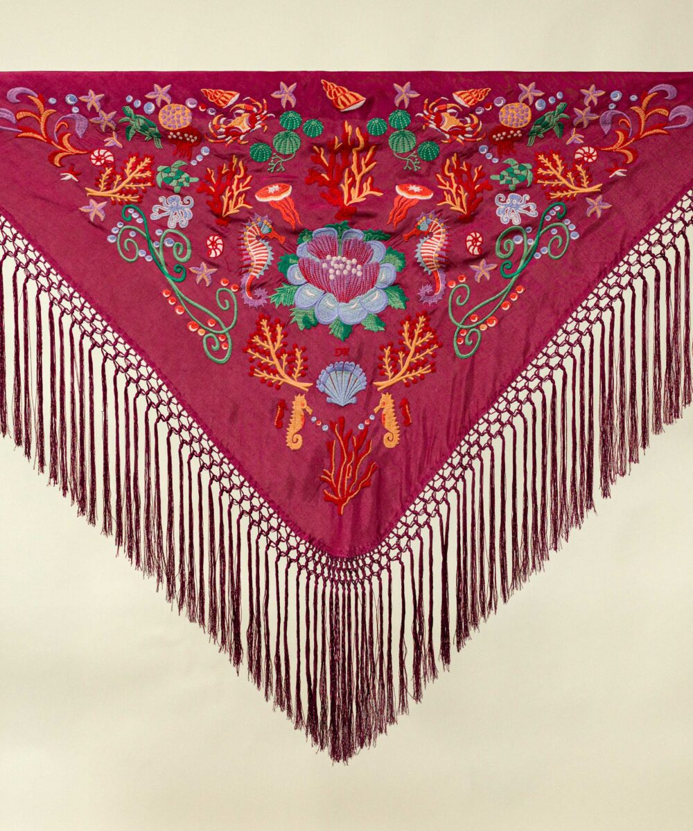 ¡Atrévete a lucir única y elegante en la próxima feria con el Mantoncillo Mar DW buganvilla! Otro diseño exclusivo de la colección flamenca 2024.