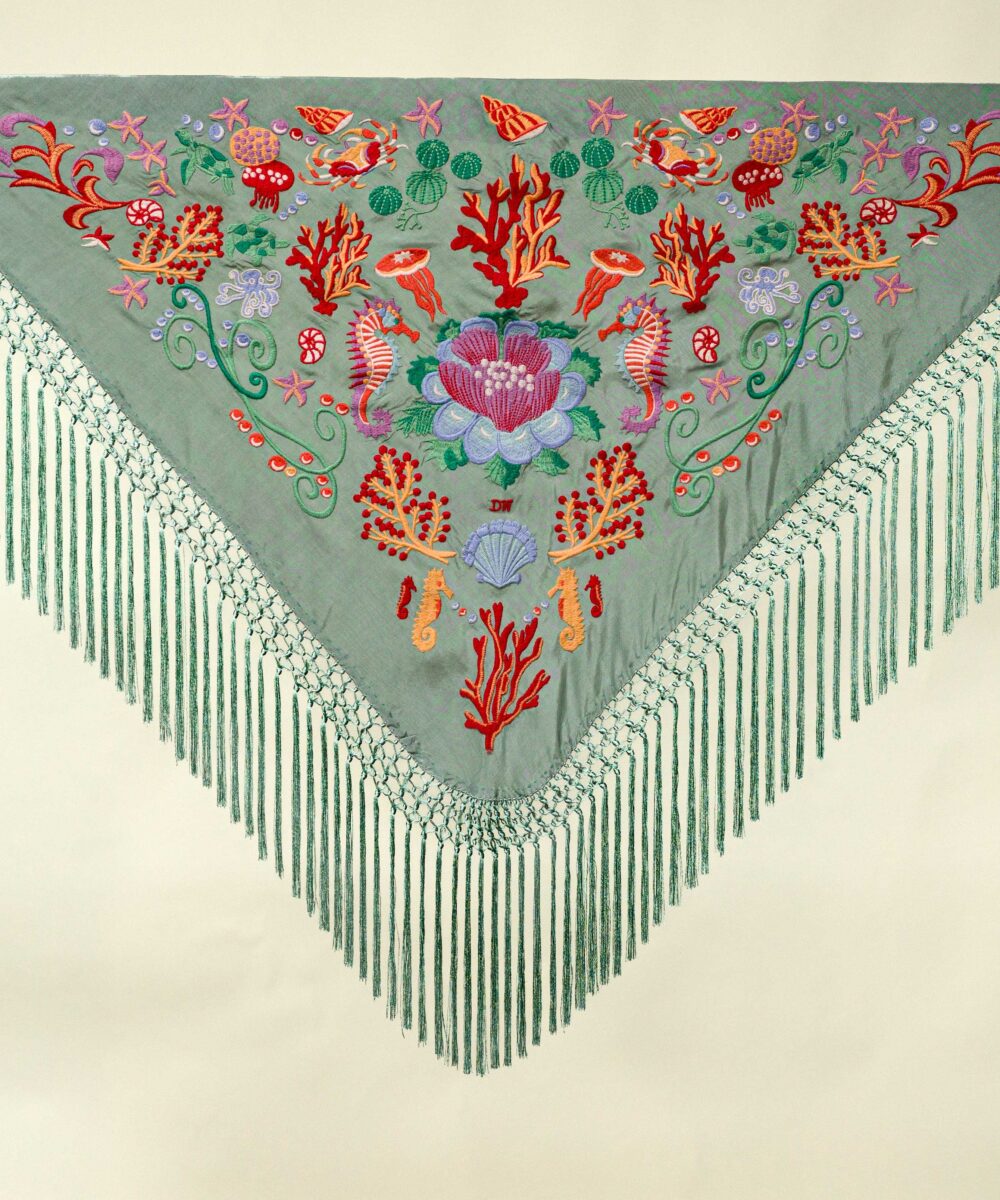 ¡Atrévete a lucir única y elegante en la próxima feria con el Mantoncillo Mar DW verde! Otro diseño exclusivo de la colección flamenca 2024.