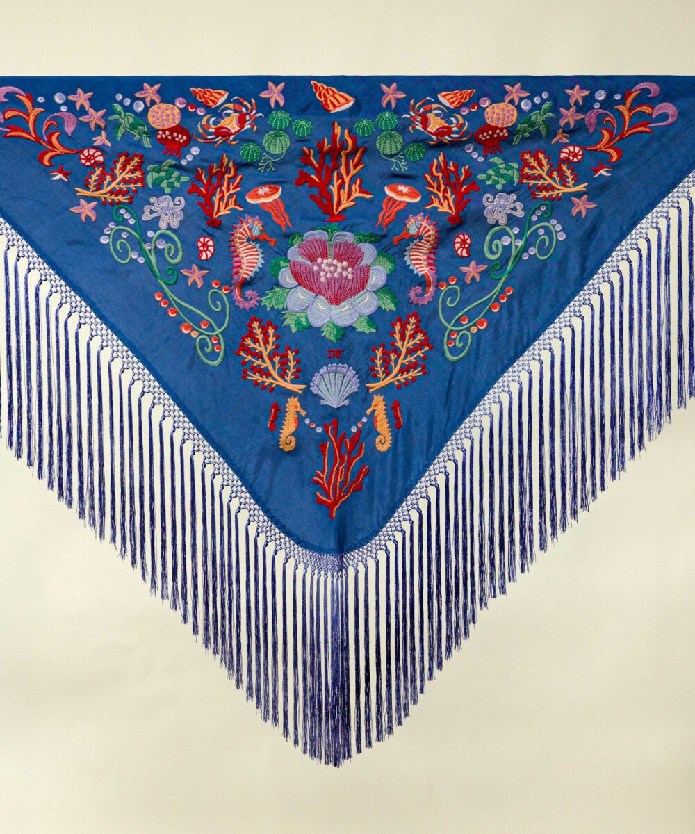 ¡Atrévete a lucir única y elegante en la próxima feria con el Mantoncillo Mar DW azul! Otro diseño exclusivo de la colección flamenca 2024.