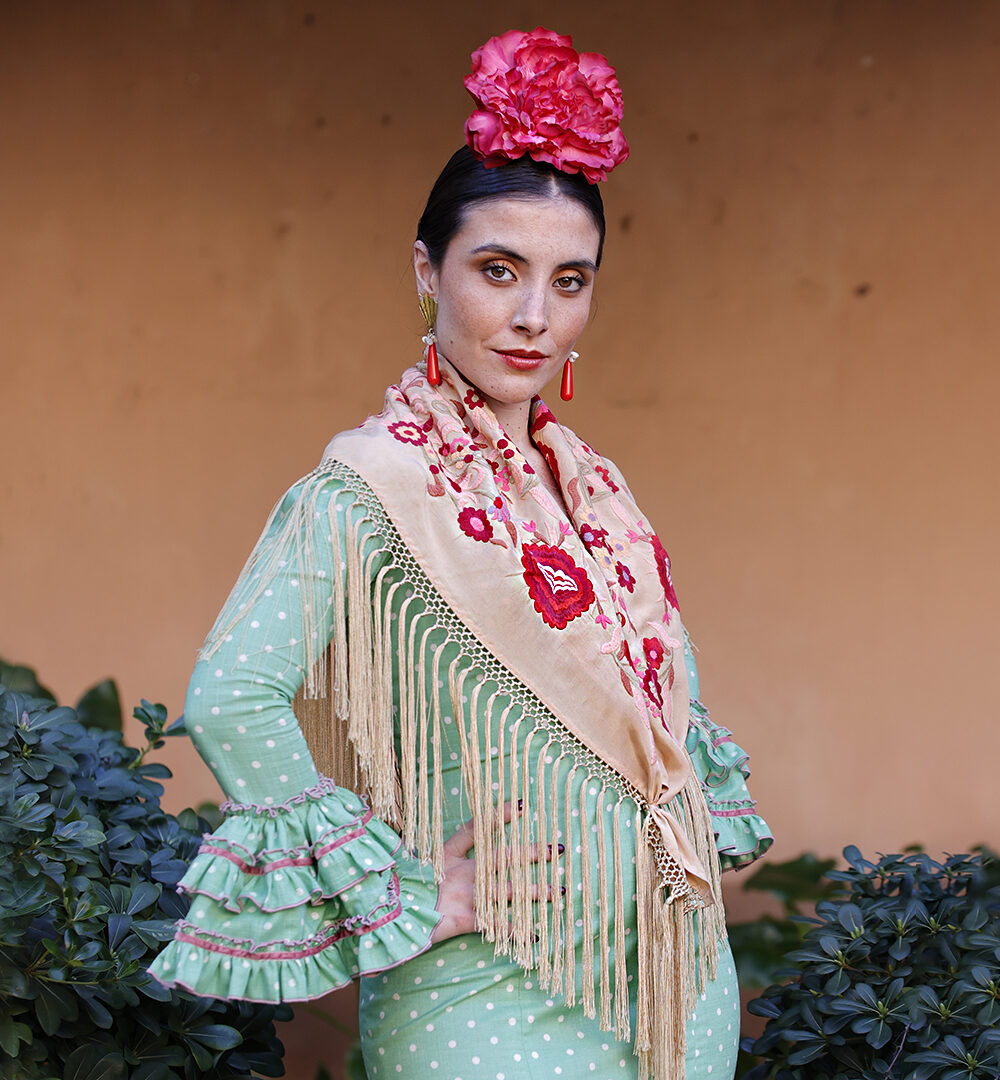 ¡Prepárate para lucir como una auténtica  flamenca con nuestra increíble Flor Flamenca Peonía coral! Con Darwin, ¡siempre aciertas! ¡Olé!