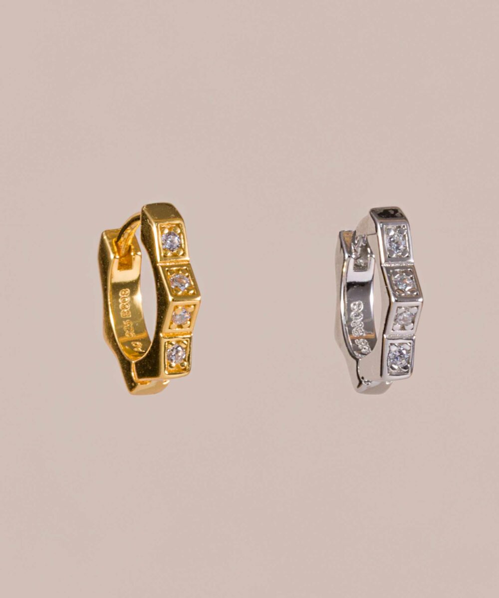 ¡Descubre la última joya que ha llegado para deslumbrar en tu oreja: el Mini Aro Zig Zag de Darwin Collection! ¡Añade esta joya a tu carrito!