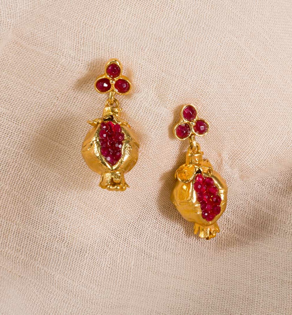 No pasarás desapercibida con nuestros Pendientes Granada fabricados en plata de ley 925 con un baño de oro de 18 quilates y piedras de granate.