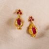 No pasarás desapercibida con nuestros Pendientes Granada fabricados en plata de ley 925 con un baño de oro de 18 quilates y piedras de granate.