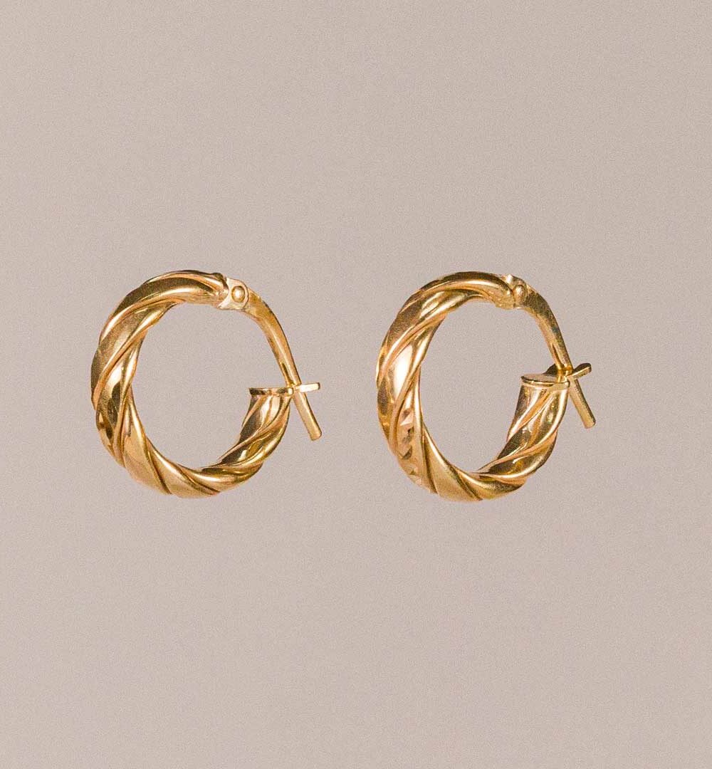 Los Pendientes aro Luisa han llegado para quedarse, plata italiana con un baño de oro y cierre de criolla. ¡Inspirados en la belleza de Sicilia!