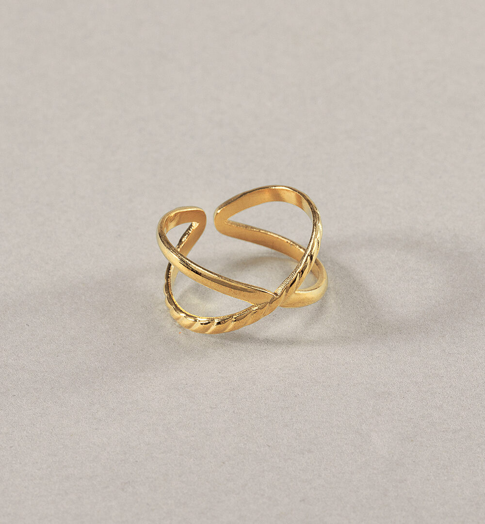 ¡No esperes más, consigue tu Anillo cruzado labrado y deslumbra con estilo! ¡El anillo dorado que será tu nuevo amor absoluto!
