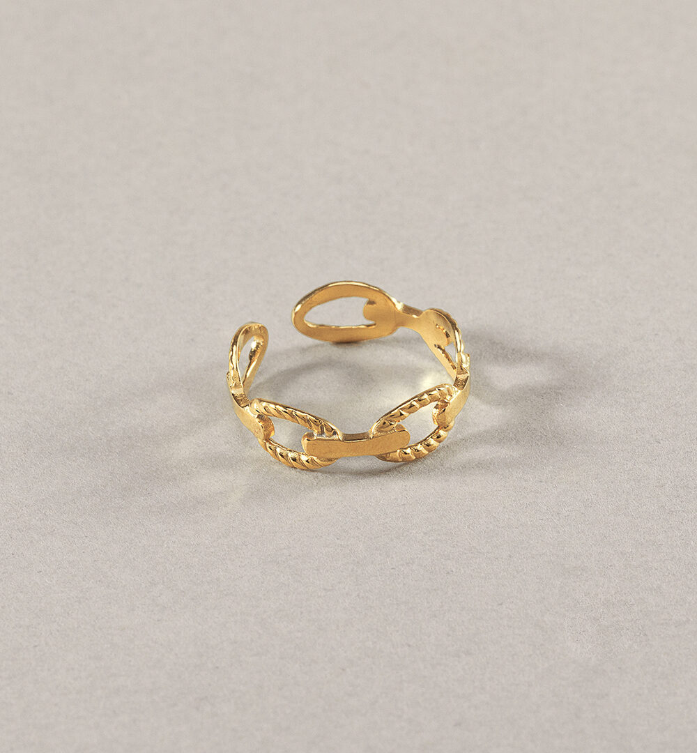 ¡El Anillo eslabones labrados en acero inoxidable dorado está marcando tendencia esta temporada y no puedes perdértelo! ¡Corre que vuelan!