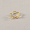 ¡El Anillo eslabones labrados en acero inoxidable dorado está marcando tendencia esta temporada y no puedes perdértelo! ¡Corre que vuelan!