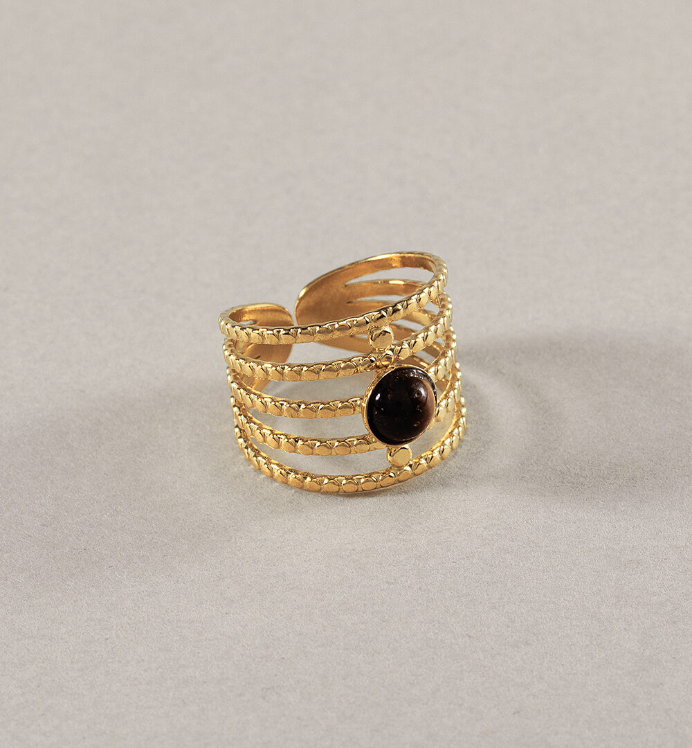 El Anillo Brown es el complemento perfecto para llevar tu look casual a otro nivel. Te encantará por su tamaño XL y su piedra natural de ojo de tigre.