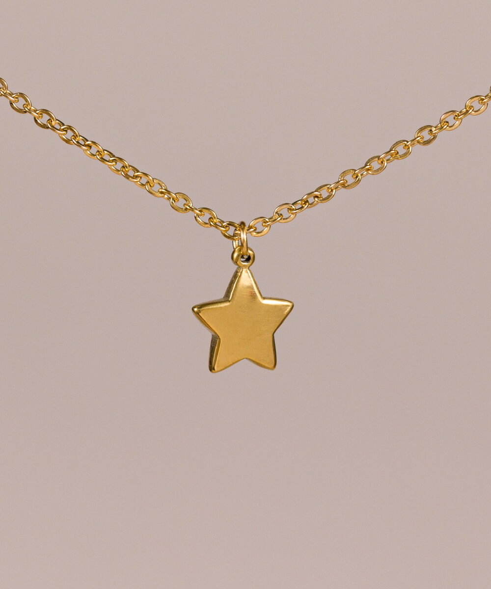 La Cadena dorada Pandora es el nuevo diseño que no vas a querer quitarte! Es una cadena sencilla pero tremendamente favorecedora de acero inoxidable.