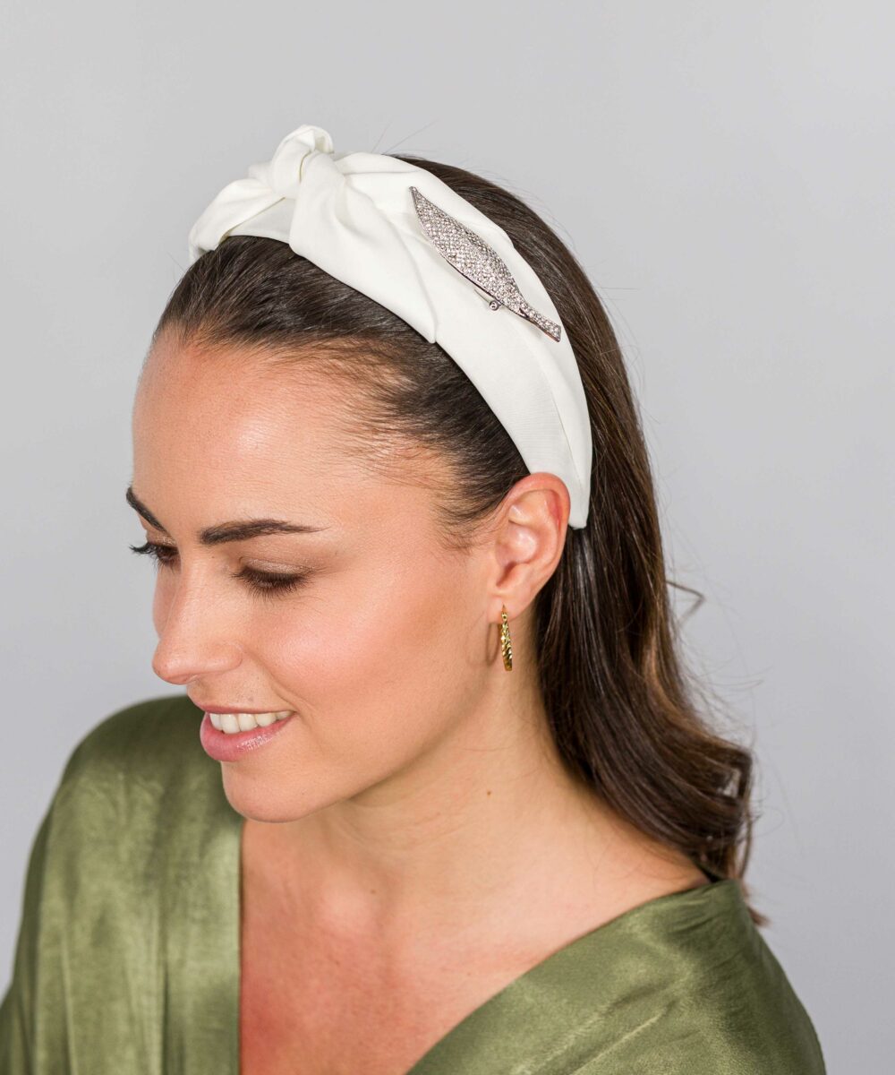 ¿Quieres ser la invitada perfecta en tu próximo evento? No lo dudes y dale ese toque especial con la Diadema para invitada Roberta.