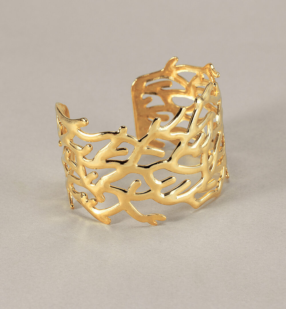 Aquí tienes nuestro Brazalete Arrecife, una auténtica joya inspirada en motivos marinos. La pieza está completamente calada, ¡prepárate para enamorarte!