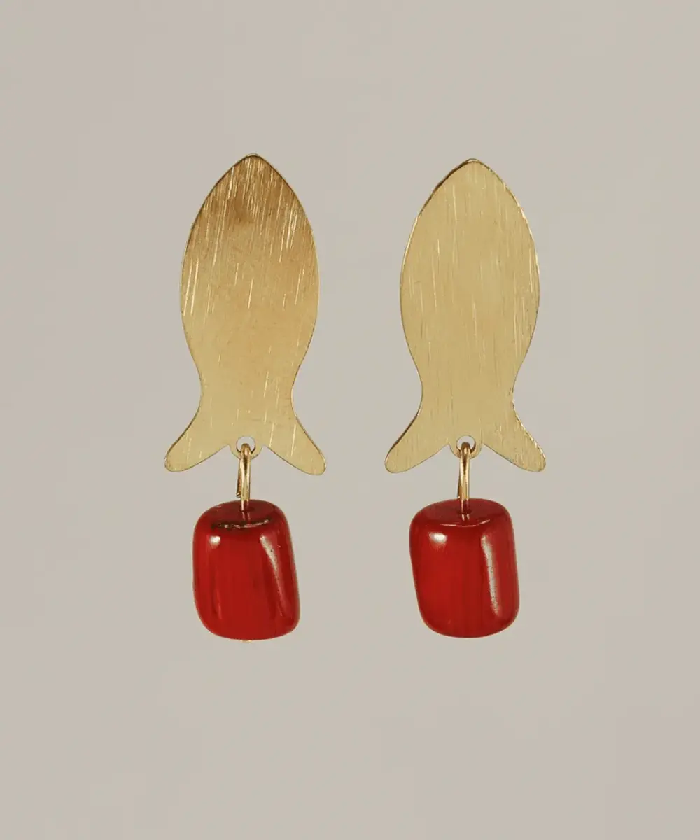 Los Pendientes Maki están disponibles en tres versiones: coral naranja, coral rojo y fluorita en tonos verdes, morados y azules.