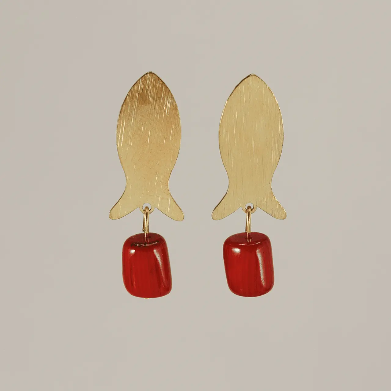 Los Pendientes Maki están disponibles en tres versiones: coral naranja, coral rojo y fluorita en tonos verdes, morados y azules.